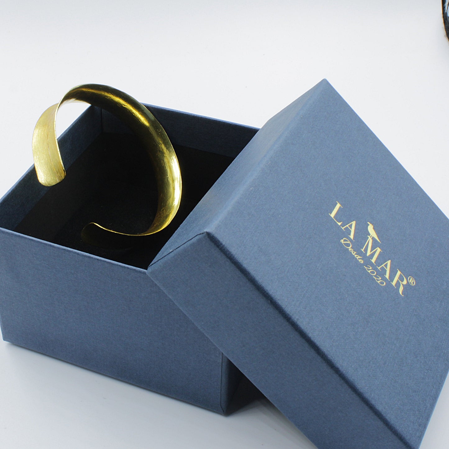 Brazalete MASÁI bañado en oro - Diseño con carácter