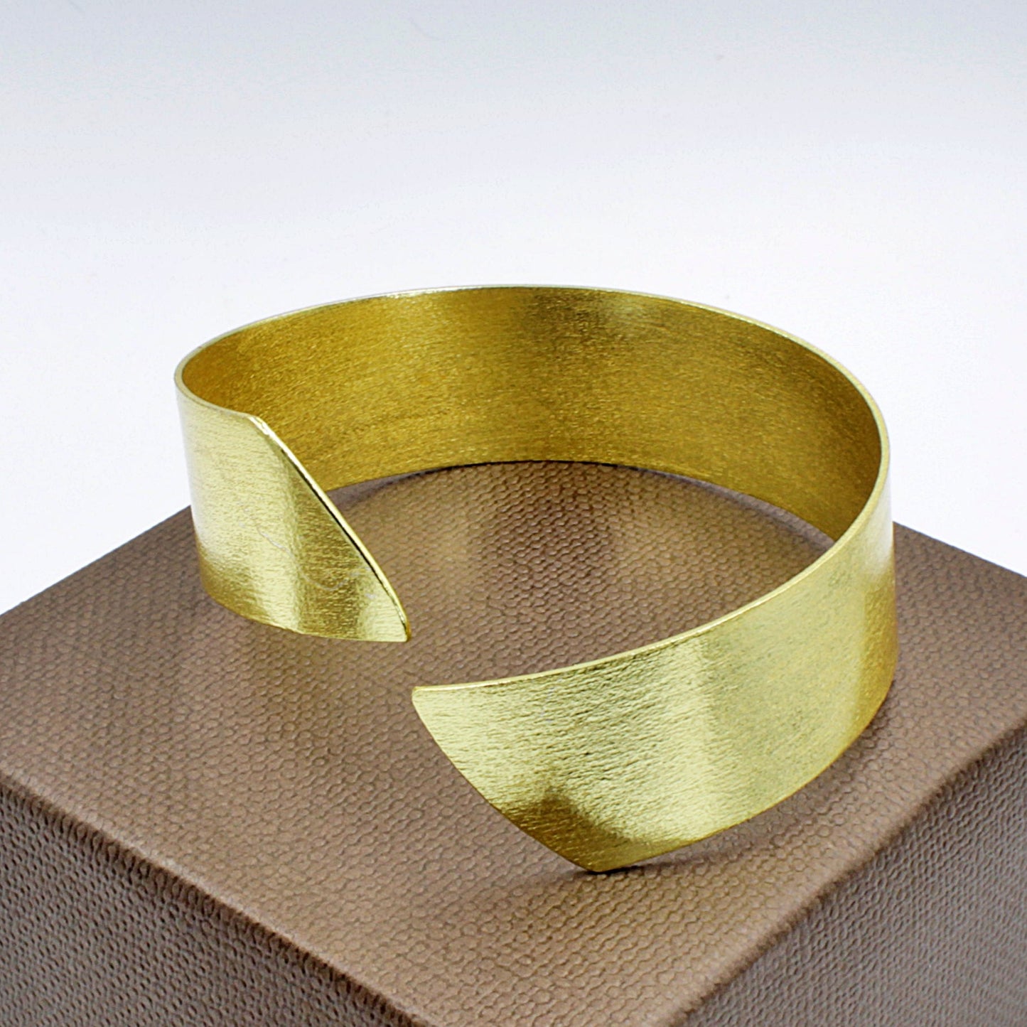 Brazalete CAPRI bañado en oro - Diseño con carácter