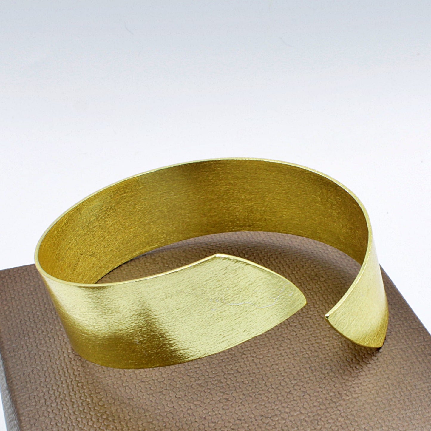 Brazalete CAPRI bañado en oro - Diseño con carácter