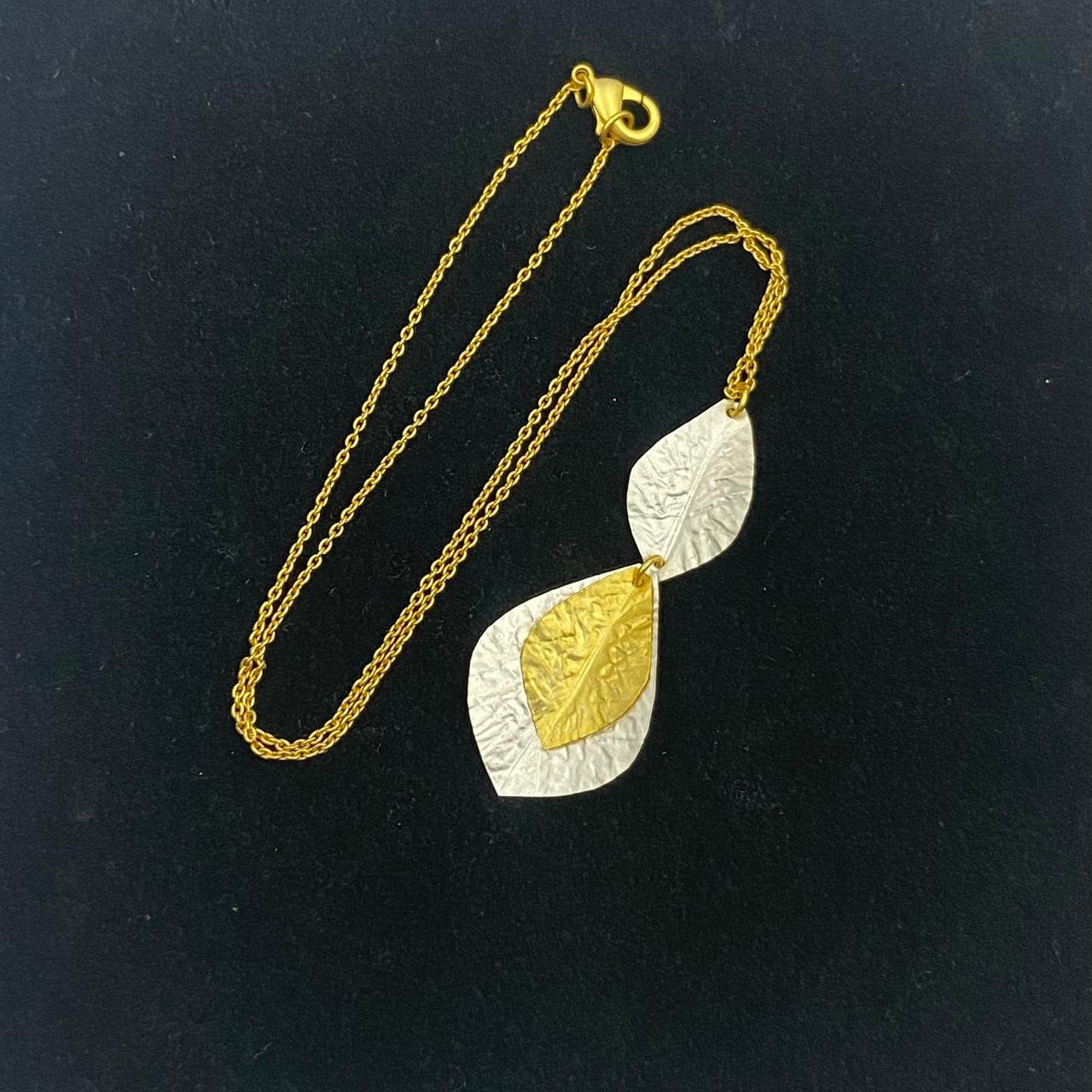 OHRRINGE MIT DREI BLÄTTERN IN GOLD UND SILBER ÜBERZOGEN