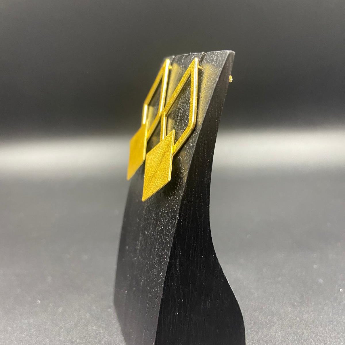 Knopfohrring mit 18-karätiger vergoldeter Kette