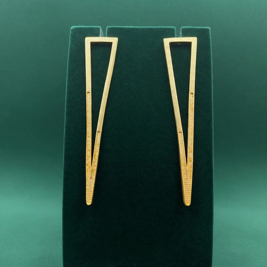 Pendientes FRECCIA bañados en oro - Diseño con carácter