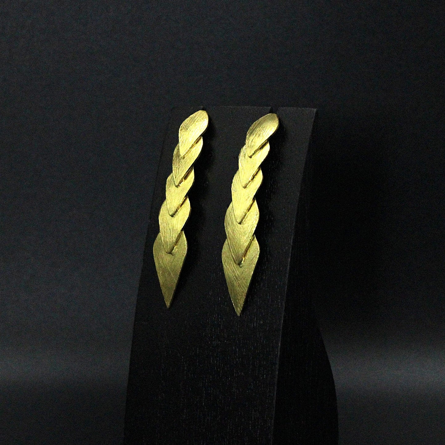 Pendientes SOLVAY bañados en oro - Diseño con carácter