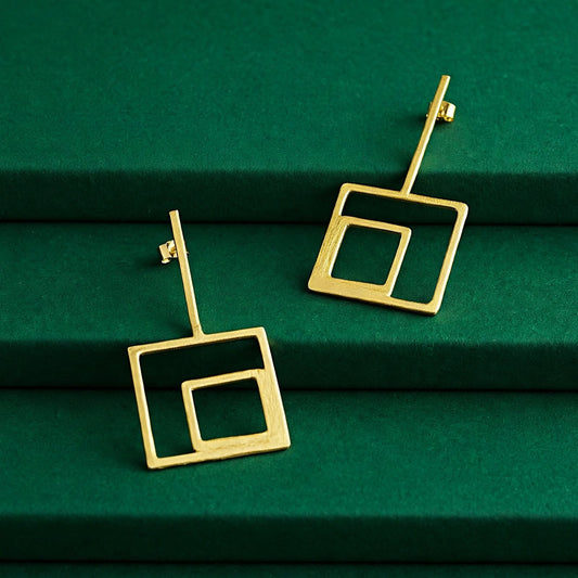 Pendientes FINESTRA bañados en oro - Diseño con carácter