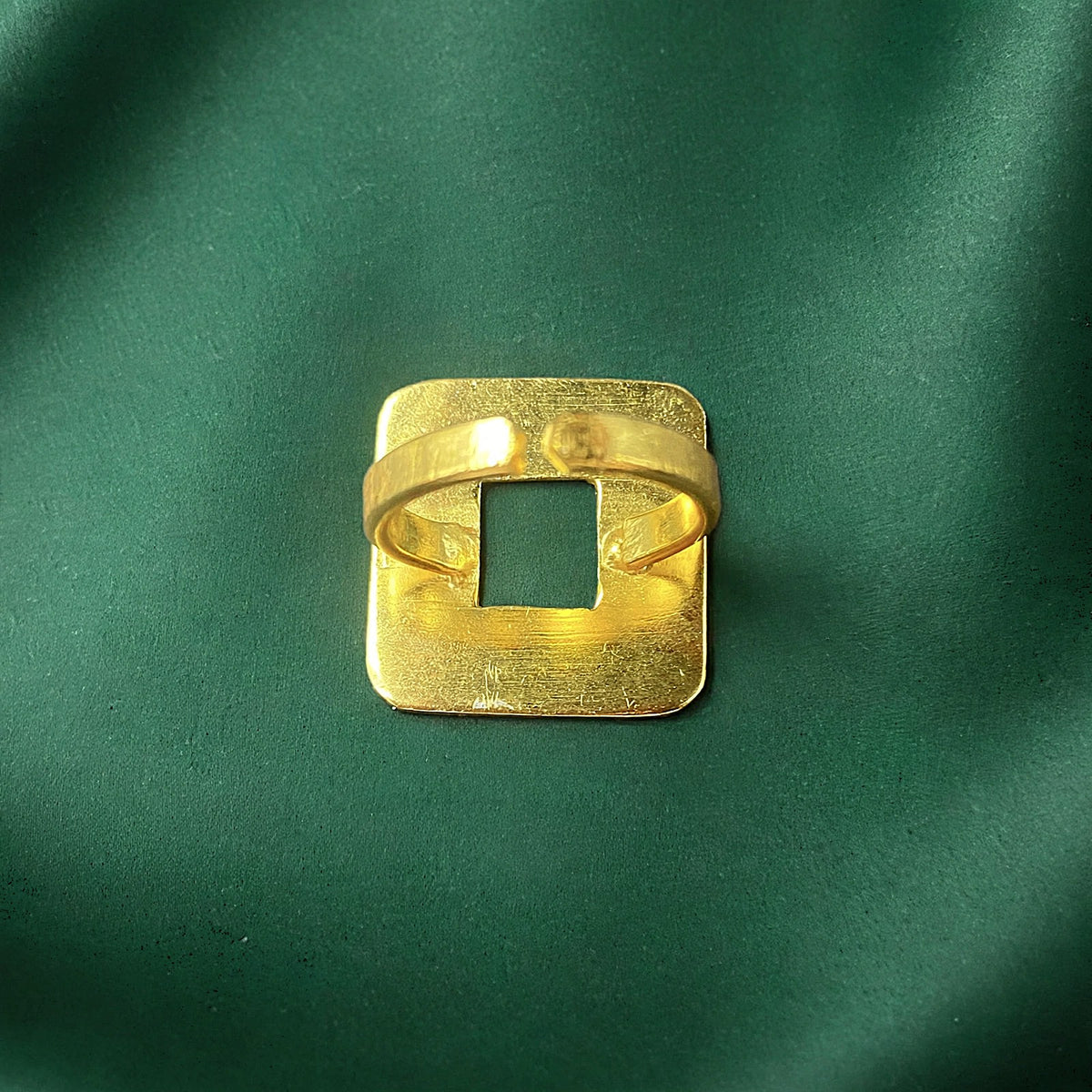 Anillo NIZA bañado en oro - Diseño con carácter