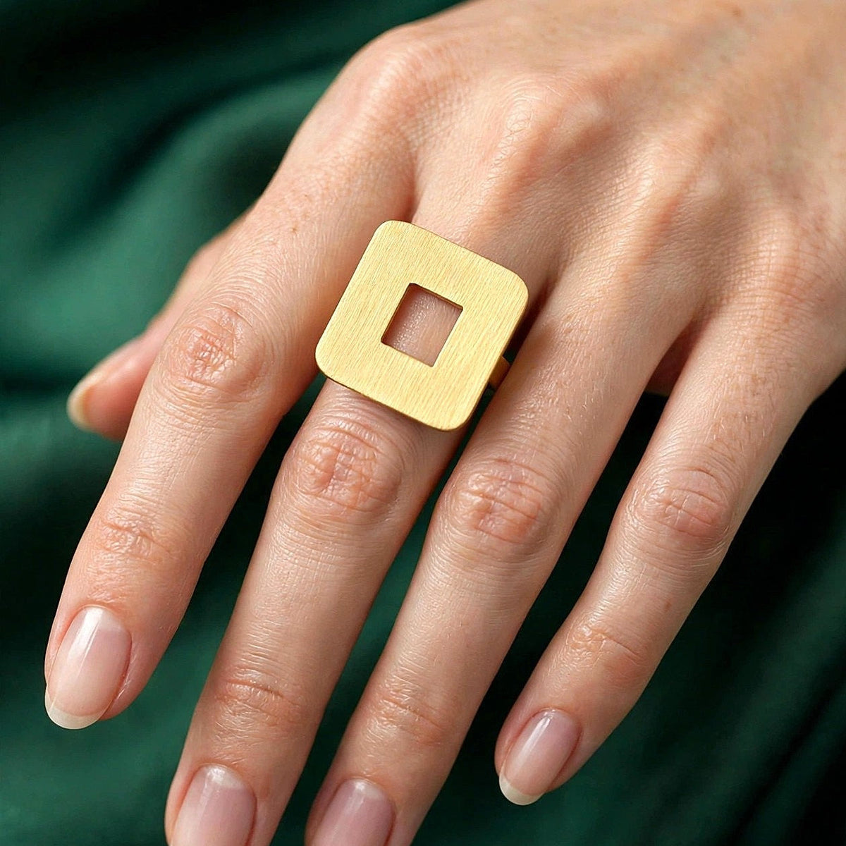 Anillo NIZA bañado en oro - Diseño con carácter