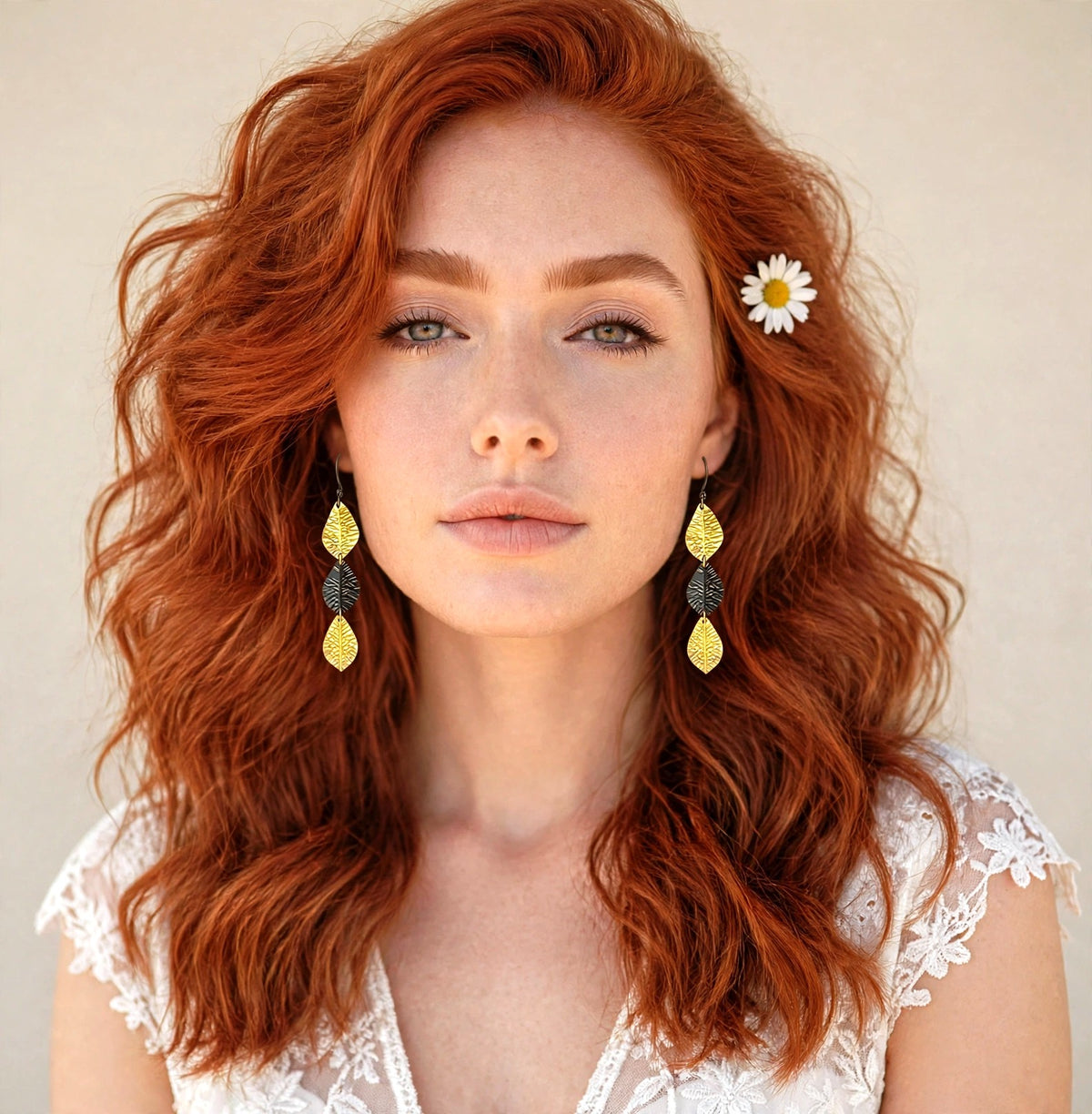EARRINGS WITH THREE LEAVES PLATED IN GOLD AND RHODIUM